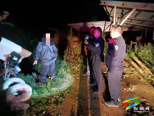 ​男子見財起意順手牽羊 被民警逮個正著