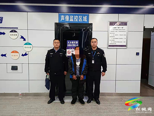 ​男子見財起意順手牽羊 被民警逮個正著