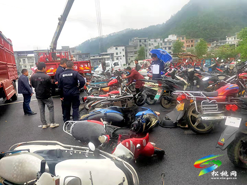 普覺(jué)鎮(zhèn)集中銷(xiāo)毀報(bào)廢摩托車(chē)