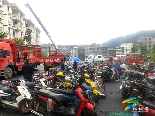 普覺(jué)鎮(zhèn)集中銷(xiāo)毀報(bào)廢摩托車(chē)