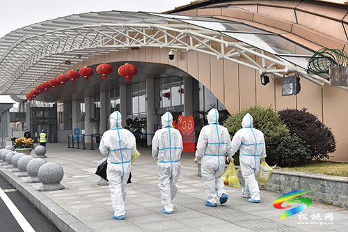 松桃人民醫(yī)院在銅仁鳳凰機(jī)場(chǎng)開(kāi)展疫情防控核酸檢測(cè)