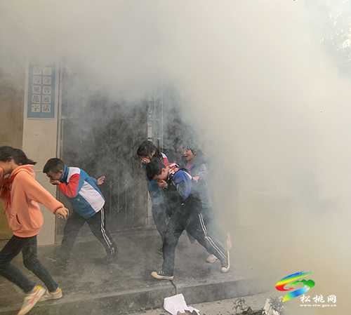 妙隘鄉(xiāng)完小開展消防安全應急疏散演練