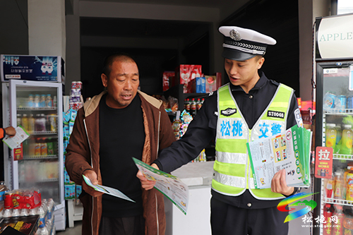 松桃交警開展交通安全宣傳進(jìn)村寨活動(dòng)