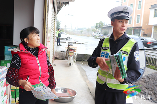 松桃交警開展交通安全宣傳進(jìn)村寨活動(dòng)
