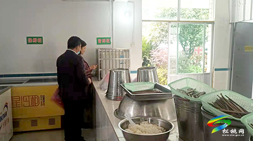 寨英鎮(zhèn)教育系統(tǒng)開展學(xué)校食堂食品安全專項(xiàng)檢查