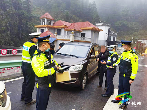 松桃交警大隊聯(lián)合縣交通運輸綜合執(zhí)法大隊開展非法營運專項整治打擊行動