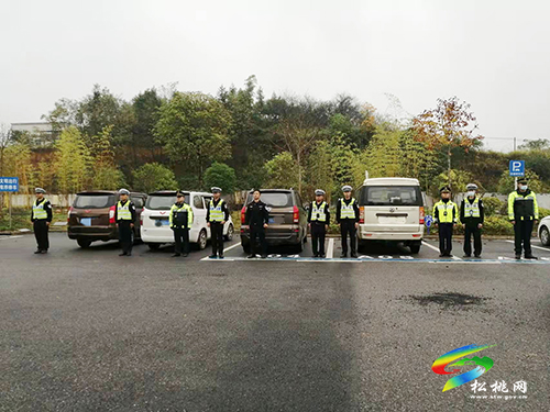 松桃交警大隊聯(lián)合縣交通運輸綜合執(zhí)法大隊開展非法營運專項整治打擊行動