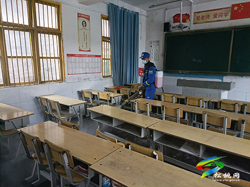 松桃藍天救援隊義務(wù)到妙隘鄉(xiāng)中小學(xué)進行專業(yè)消毒作業(yè)