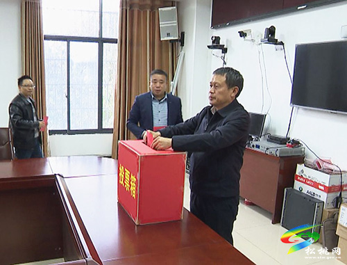 ​龍群躍以普通選民身份參加所在選區(qū)人大代表換屆選舉投票