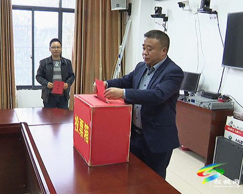 ​龍群躍以普通選民身份參加所在選區(qū)人大代表換屆選舉投票