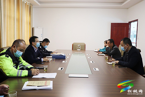 松桃交警大隊(duì)聯(lián)合松桃道安辦、松桃交通運(yùn)輸綜合執(zhí)法大隊(duì)到轄區(qū)客運(yùn)公司督導(dǎo)道路交通安全管理工作