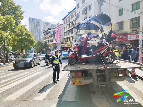 松桃交警大隊聯(lián)合松桃交通運輸綜合執(zhí)法大隊開展城區(qū)亂停亂放整治工作