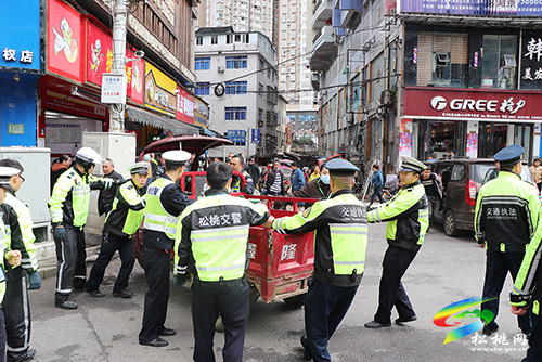 松桃交警大隊聯(lián)合松桃交通運輸綜合執(zhí)法大隊開展城區(qū)亂停亂放整治工作