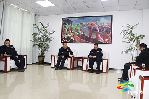 十九屆六中全會期間松桃交警大隊到包保派出所共商安保維穩(wěn)工作