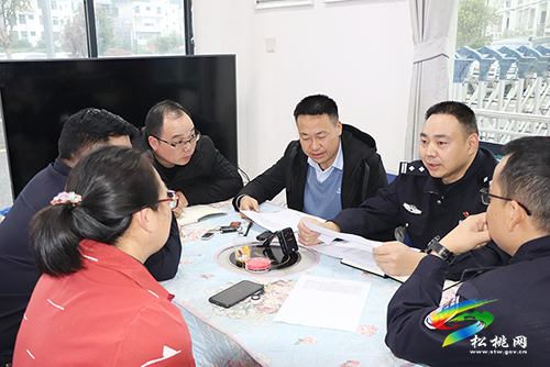 十九屆六中全會期間松桃交警大隊到包保派出所共商安保維穩(wěn)工作