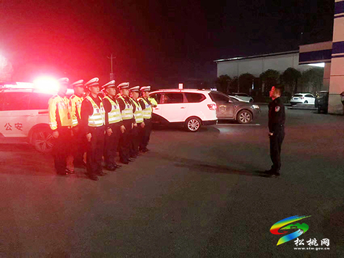松桃交警常態(tài)化開展夜查酒駕行動