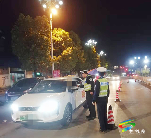 松桃交警常態(tài)化開展夜查酒駕行動