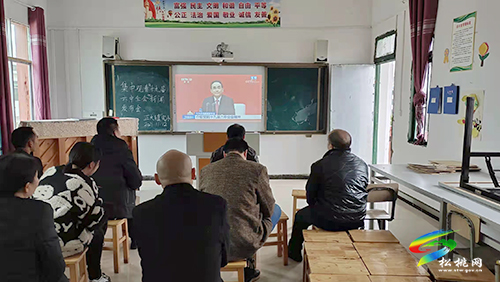 松桃黨員教師熱議黨的十九屆六中全會(huì)精神