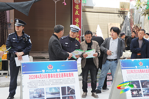 松桃交警大隊聯(lián)合松桃道安辦、迓駕鎮(zhèn)派出所進集市開展道路交通安全宣傳活動