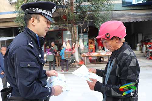 松桃交警大隊聯(lián)合松桃道安辦、迓駕鎮(zhèn)派出所進集市開展道路交通安全宣傳活動