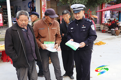 松桃交警大隊聯(lián)合松桃道安辦、迓駕鎮(zhèn)派出所進集市開展道路交通安全宣傳活動