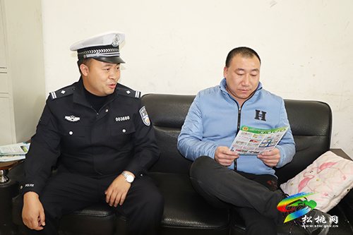 松桃交警大隊(duì)進(jìn)混凝土運(yùn)輸企業(yè)開(kāi)展交通安全宣傳 共筑安全防線(xiàn)