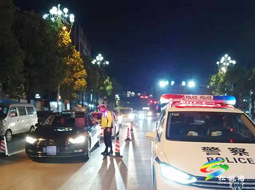 松桃交警大隊(duì)開展夜查酒駕統(tǒng)一行動