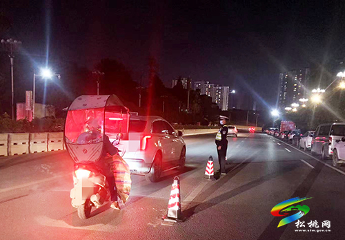 松桃交警大隊(duì)開展夜查酒駕統(tǒng)一行動