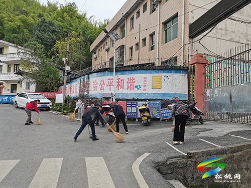 寨英鎮(zhèn)教育系統(tǒng)積極開展校園周邊環(huán)境衛(wèi)生整治活動(dòng)