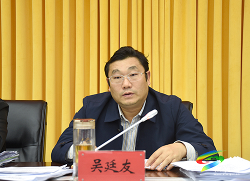 松桃苗族自治縣十六屆人民政府第六十次常務會議召開