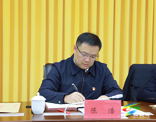 縣委書記龍群躍上專題黨課