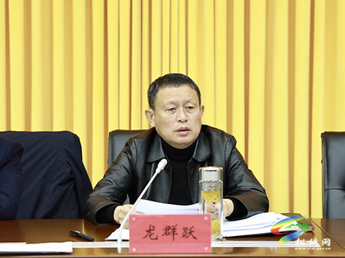縣委書記龍群躍上專題黨課