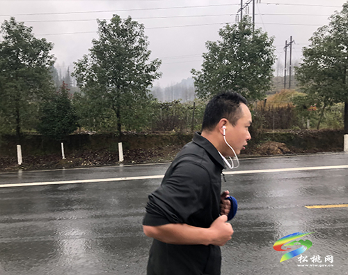 退役軍人冒雨跑步70公里完成轉(zhuǎn)業(yè)報(bào)到