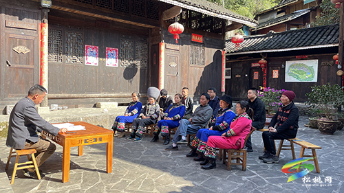 “雙語”宣講進苗寨 六中全會精神更入心
