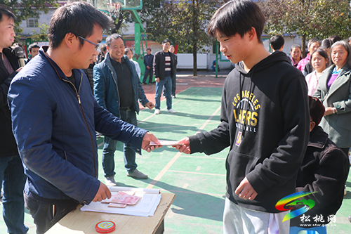 “愛心助學(xué)·圓夢行動”永達(dá)理公益團(tuán)隊捐贈山村貧困生助學(xué)金發(fā)放儀式
