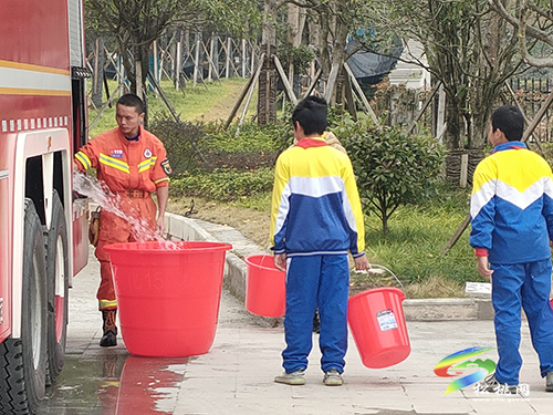 松桃消防送水進校園 傾力排難解民憂