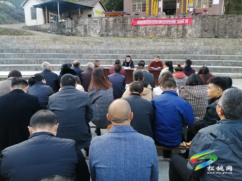 松桃教育局機關(guān)黨支部與世昌街道火連寨社區(qū)開展支部聯(lián)建活動