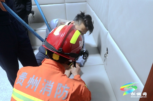 手銬失靈難民警 消防巧解圍