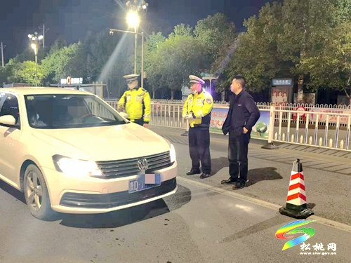 松桃交警聯合縣紀委、縣監(jiān)委開展國家公職人員酒駕醉駕夜查專項整治行動