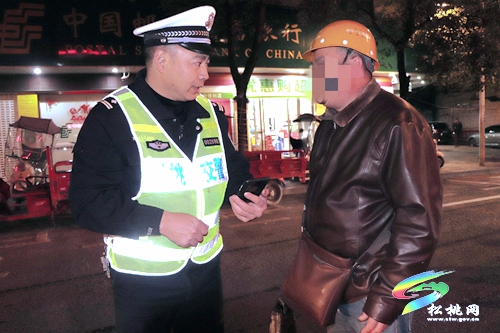 松桃交警聯合縣紀委、縣監(jiān)委開展國家公職人員酒駕醉駕夜查專項整治行動