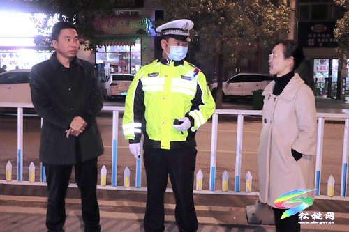 松桃交警聯合縣紀委、縣監(jiān)委開展國家公職人員酒駕醉駕夜查專項整治行動