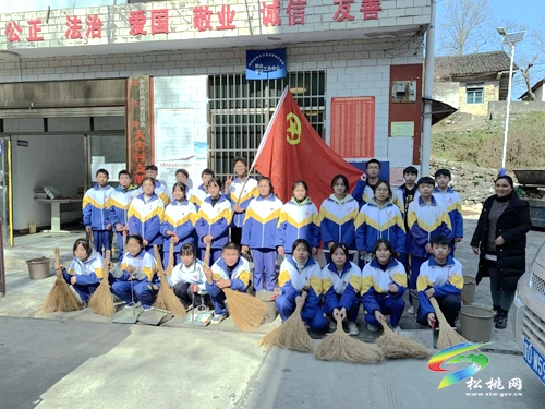 共青團盤信民族中學(xué)委員會開展“掃地抹屋”環(huán)境整治活動