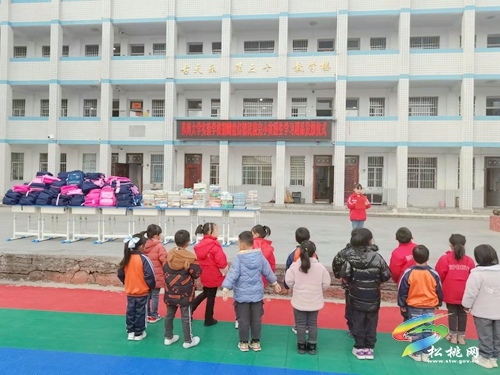 盤信鎮(zhèn)民族完小舉行貧困生學(xué)習(xí)用品發(fā)放儀式