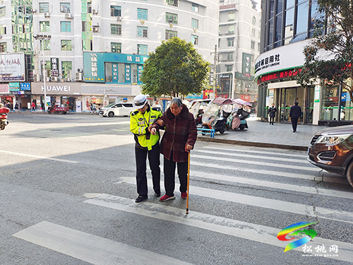 【我為群眾辦實(shí)事】暖心！松桃交警扶行動不便老人過馬路