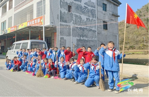 小手拉大手，創(chuàng)模文明我先行——盤石鎮(zhèn)民族完小開展“新時代文明實踐教育服務活動”