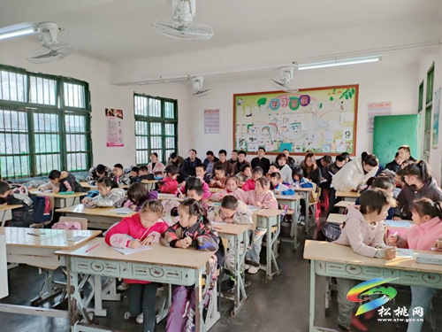 加強(qiáng)校際交流，引領(lǐng)教師成長(zhǎng)——寨英鎮(zhèn)鄧堡完小與江口縣怒溪鎮(zhèn)中心完小開(kāi)展校際交流活動(dòng)