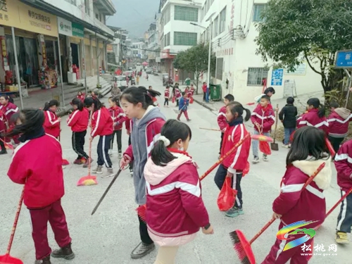 平頭鎮(zhèn)：建設(shè)大美苗鄉(xiāng)青春行“掃地抹屋”我先行