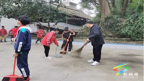 平頭鎮(zhèn)：建設(shè)大美苗鄉(xiāng)青春行“掃地抹屋”我先行