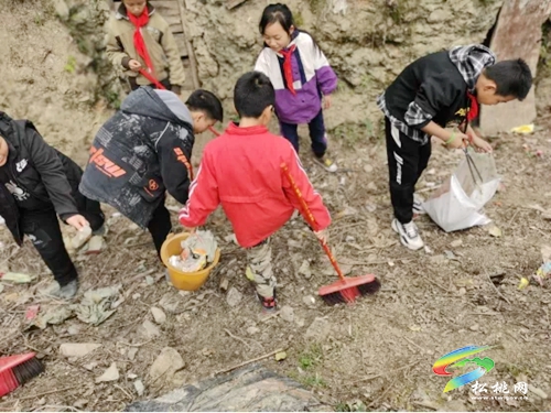 平頭鎮(zhèn)：建設(shè)大美苗鄉(xiāng)青春行“掃地抹屋”我先行