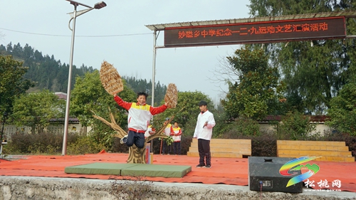 妙隘鄉(xiāng)中學(xué)舉行紀(jì)念“一二·九”運(yùn)動(dòng)八十六周年文藝匯演暨團(tuán)校揭牌儀式